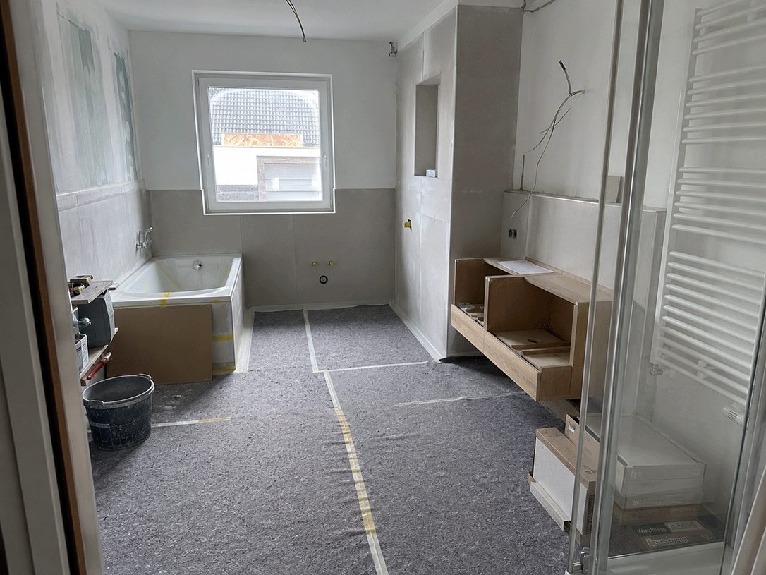 Saubere Badezimmer-Baustelle mit Schutzvlies im Einsatz