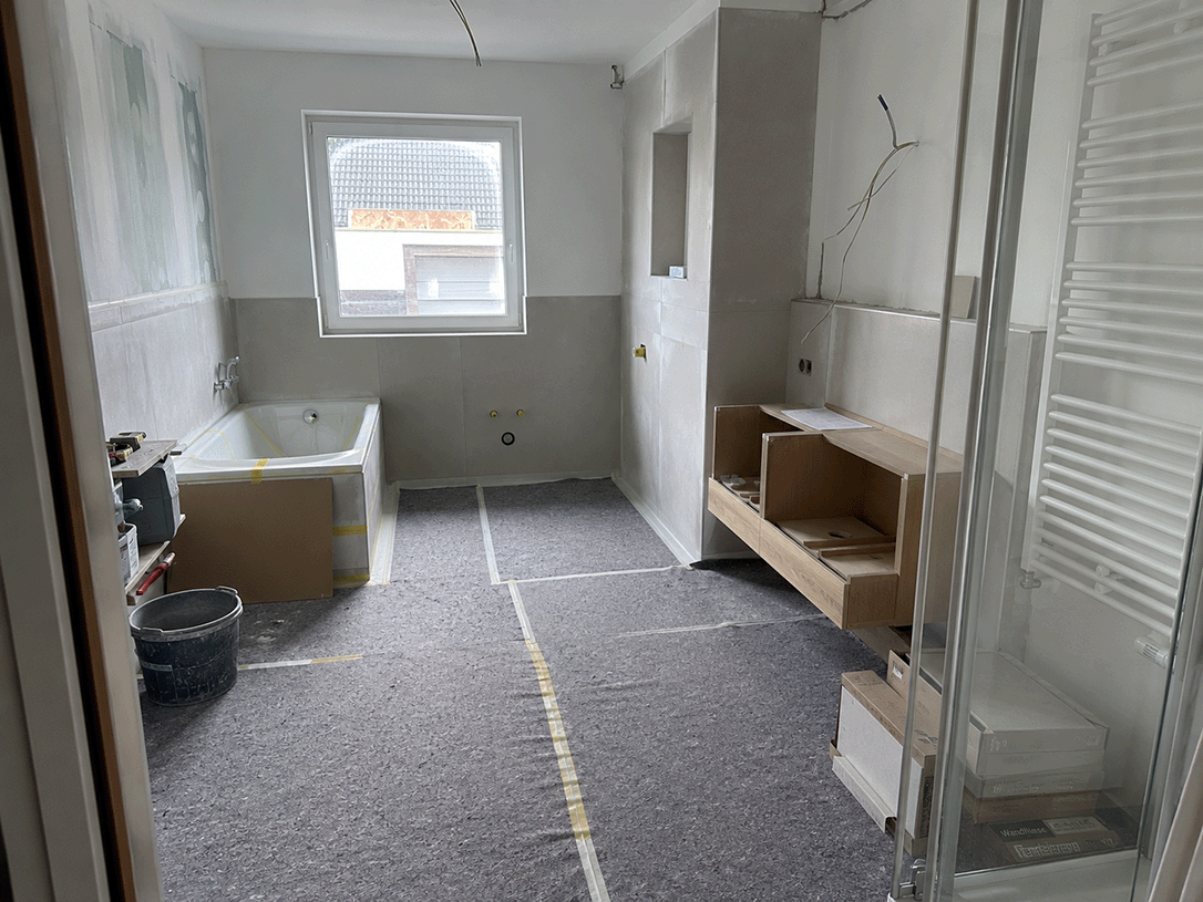 Saubere Badezimmer-Baustelle mit Schutzvlies im Einsatz